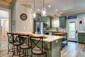 Kühlschrank, Mikrowelle, Wasserkocher mit Kaffee-/Teezubehör, Toaster