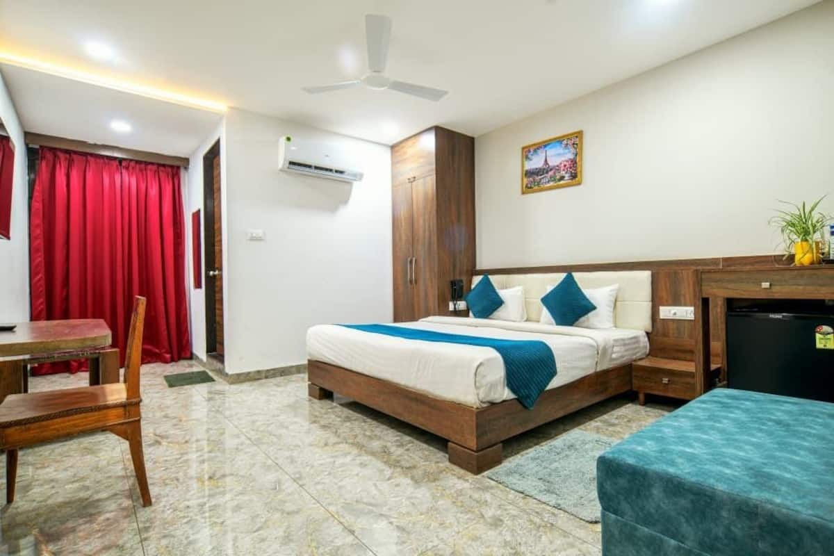 Deluxe Double Room | In-room safe, desk, free WiFi, bed sheets