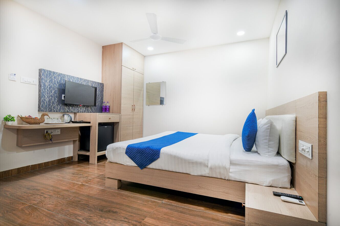 豪華雙人房 | 房內夾萬、書桌、免費 Wi-Fi、床單