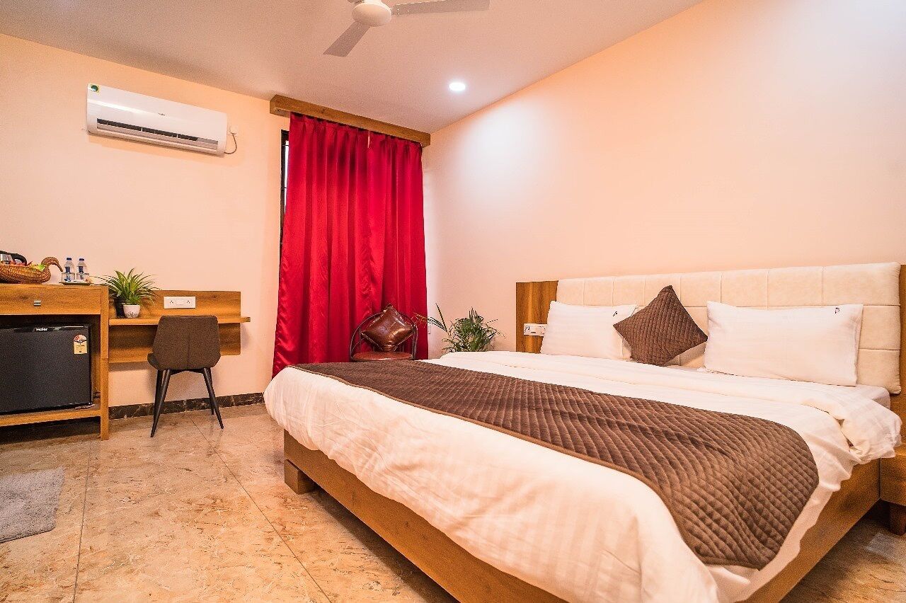 Deluxe Double Room | In-room safe, desk, free WiFi, bed sheets