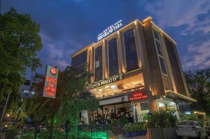 Un hotel con un letrero llamativo que dice "HOTEL THE GRAND TARA".