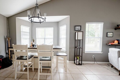 Family Friendly Home in walking district, 5 minutes from beach 