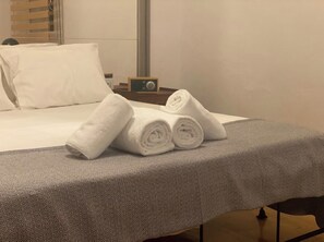 1 bedroom, iron/ironing board, WiFi, bed sheets - The Red Armchair - Retro apt in Kolonaki (Athina)