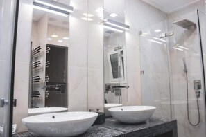Shower, hair dryer, towels, soap - The Red Armchair - Retro apt in Kolonaki (Athina)