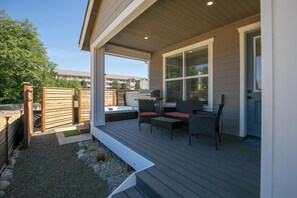 Terrace/patio - Amongst the Waves - Oyhut Bay Seaside Village (Ocean Shores)