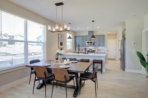 Amongst the Waves - Oyhut Bay Seaside Village