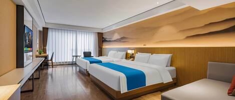 Una habitación de hotel con dos camas, un escritorio y televisión.