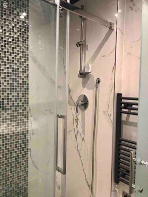 Secador de cabelo, toalhas de banho