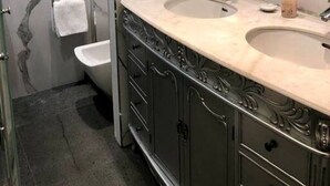 A bathroom with two sinks, a large mirror, and a toilet. - 1 Bed Luxury Flat, Ground Floor, Sky TV, Air Con (Greater London)