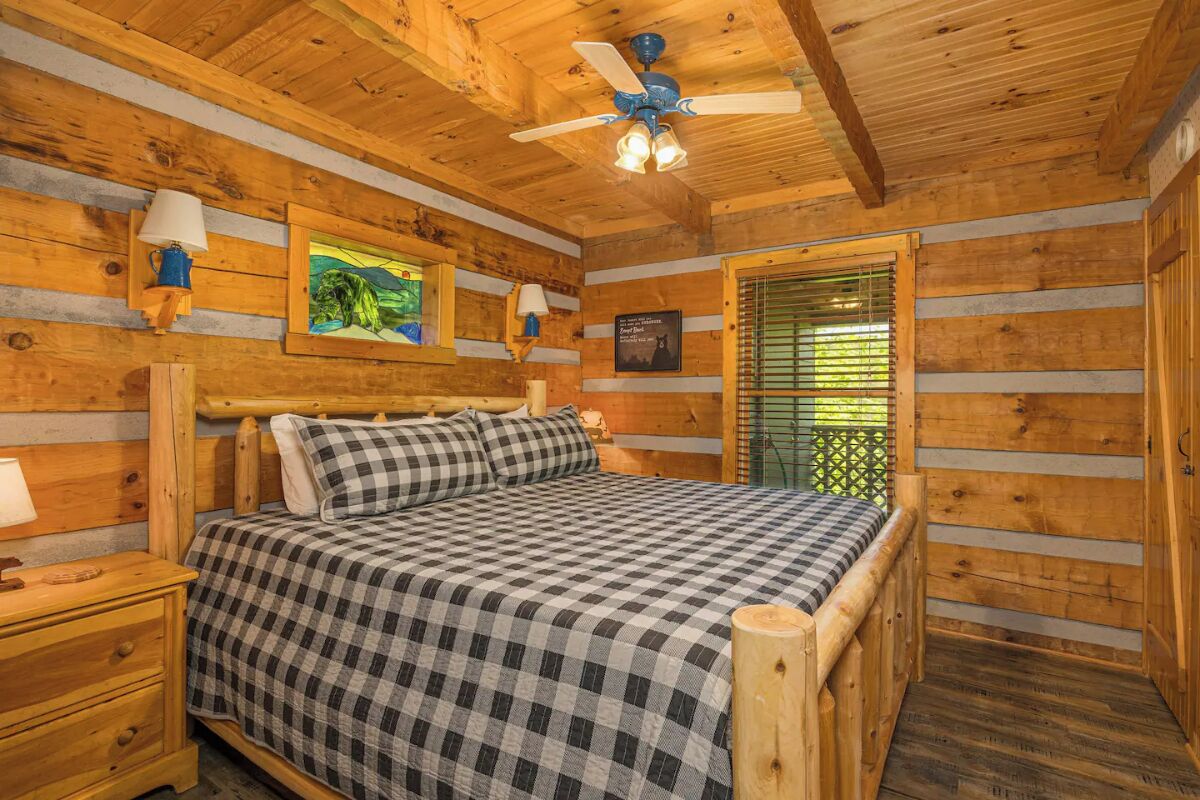 1 habitación, escritorio, tabla de planchar con plancha y cuna de viaje 