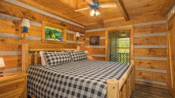 1 habitación, escritorio, tabla de planchar con plancha y cuna de viaje