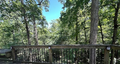 Sunflower Valley in Innsbrook Missouri that sleeps 10 comfortably. Fur babies ok