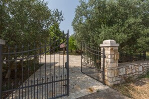 Property grounds - Holiday house ANNA near the beach (Tar)