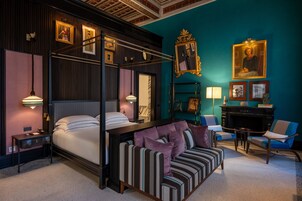 Ropa de cama de alta calidad, cubrecamas y minibar 