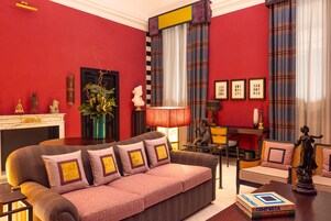 Executive suite | Woonruimte | Een 50-inch flatscreentelevisie met satellietzenders