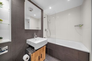 Bathtub, hair dryer, towels - Spacious 2BR with Terrace by King's Cross (London)