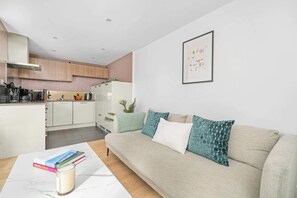 Smart TV, offices - Spacious 2BR with Terrace by King's Cross (London)