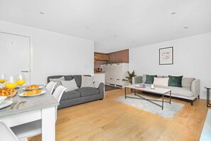 Smart TV, offices - Spacious 2BR with Terrace by King's Cross (London)