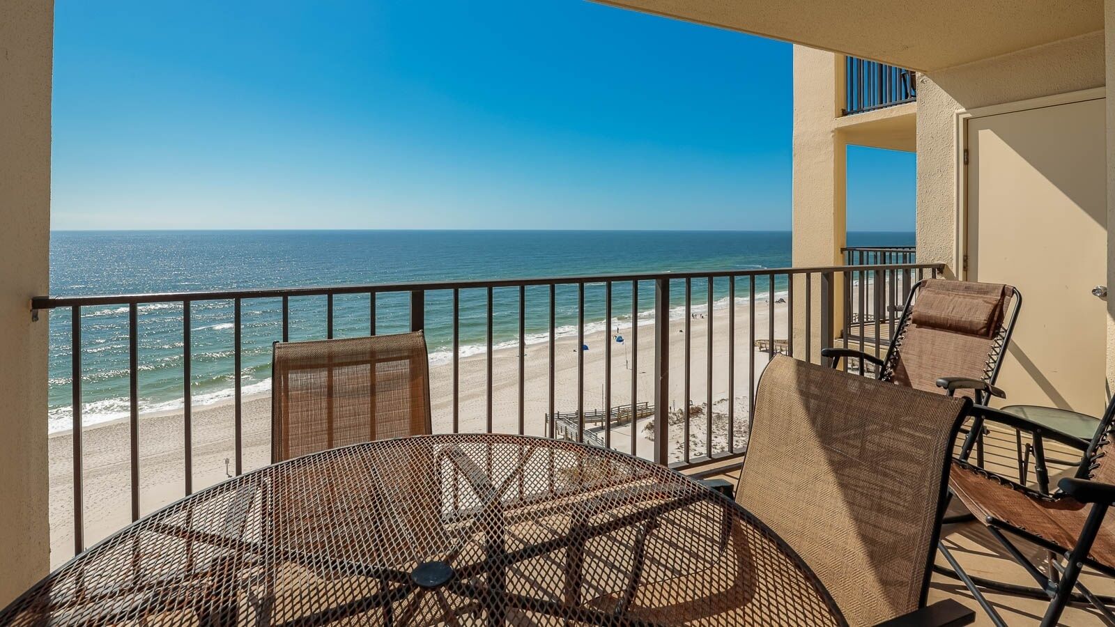 Un balcon avec vue sur la plage et l’océan.