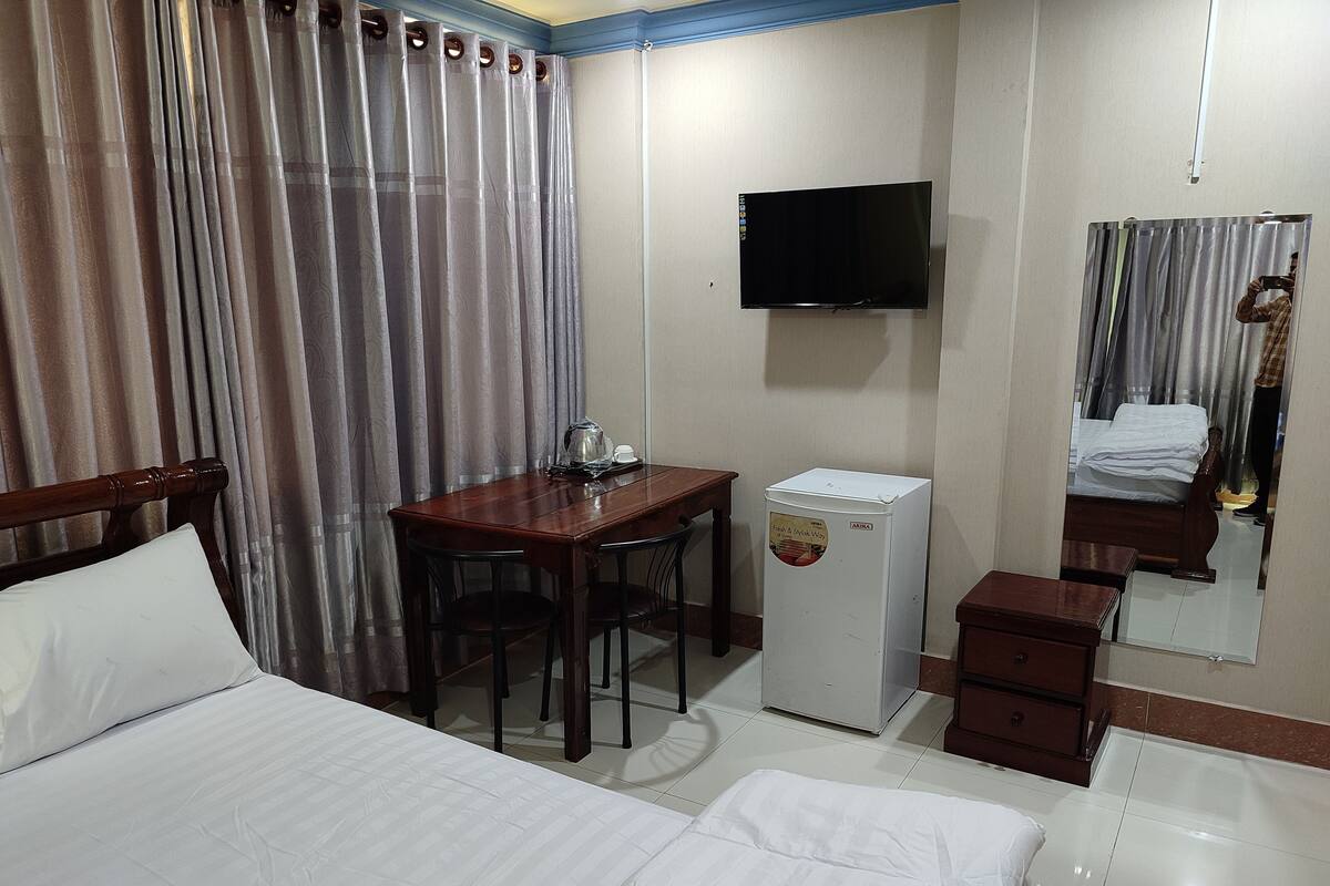 Desk, laptop workspace, soundproofing, WiFi (free)