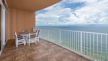 Condo, 3 Bedrooms | Property grounds