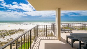 Un balcón con vista a la playa y el océano.