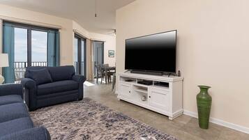 Condo, 1 Bedroom | Living area