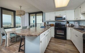 Condo, 3 habitaciones | Cocina privada | Refrigerador, horno y cafetera y tetera 