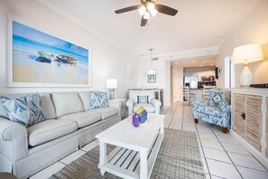 Condo, 2 habitaciones | Área de sala de estar