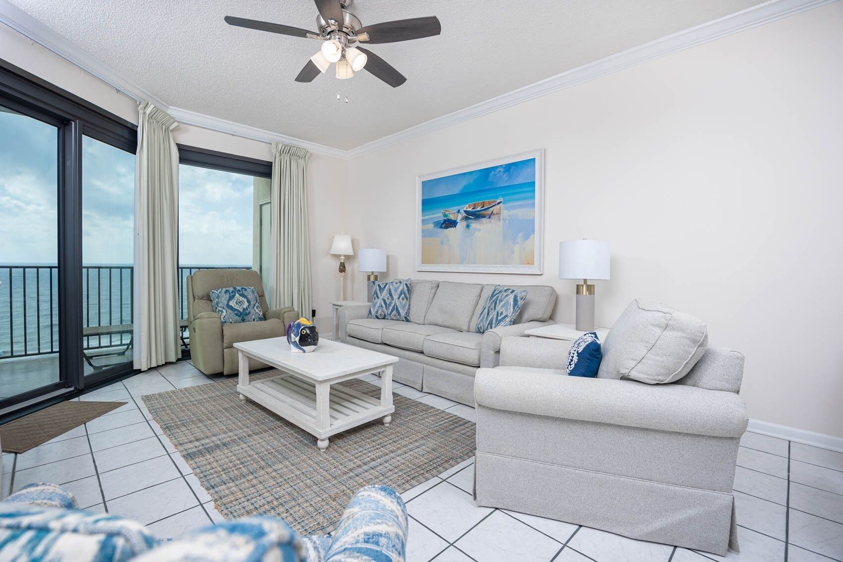 Condo, 2 quartos | Área de estar