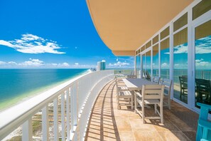 تناول الطعام بالخارج