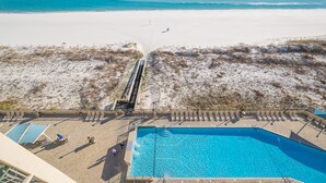 Un hôtel situé en bord de mer, doté d’une piscine, d’un accès direct à la plage et offrant une vue sur l’océan.