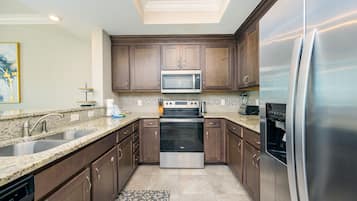 Condo, 2 quartos | Cozinha privada | Geladeira, fogão, cafeteira/chaleira