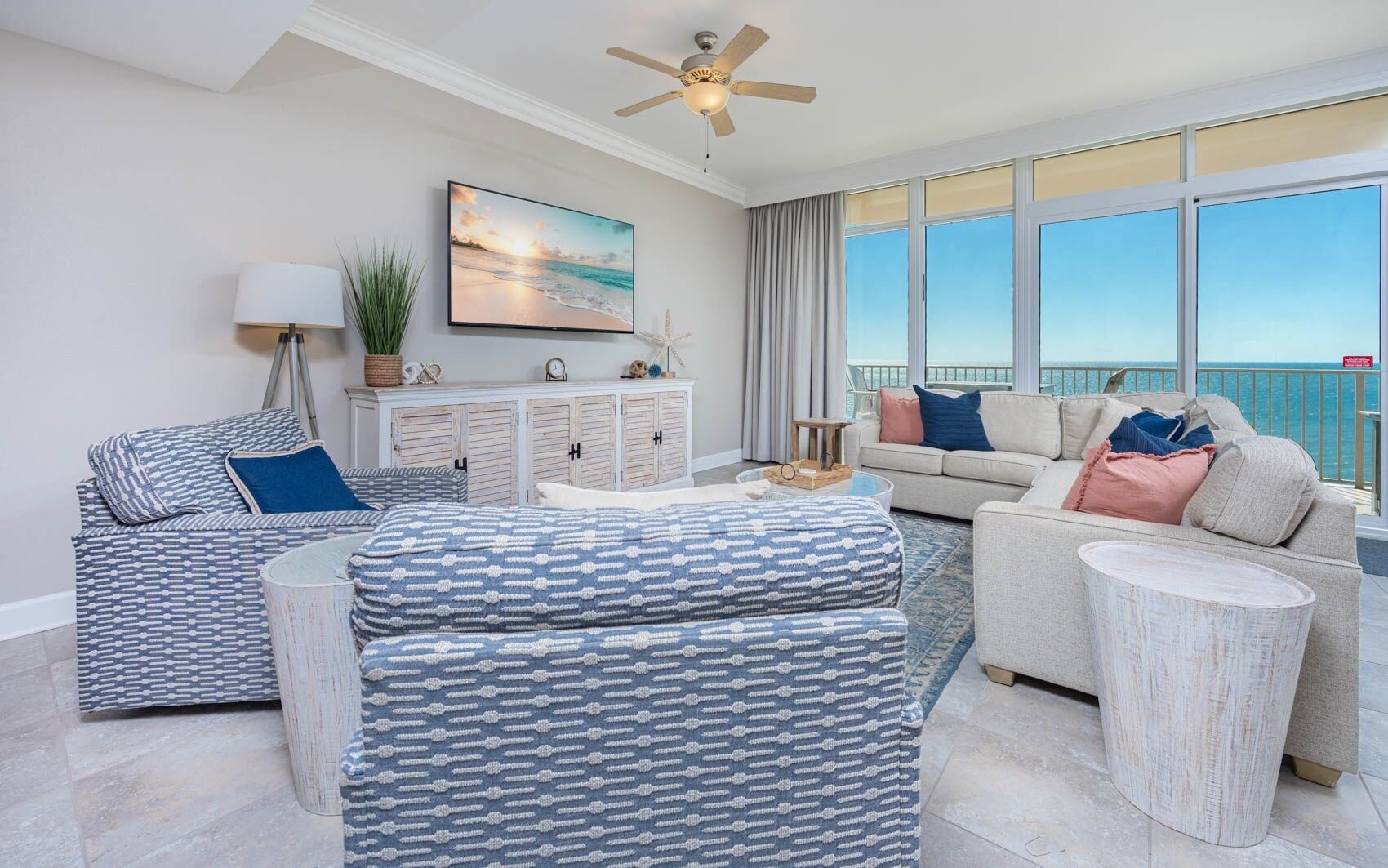 Condo, 2 habitaciones | Área de sala de estar | Reproductor de DVD 