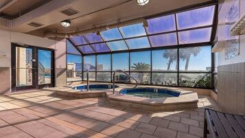 Una piscina techada, una piscina al aire libre