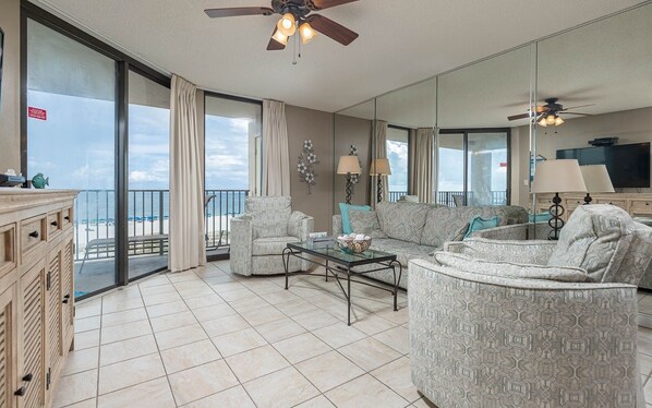 Condo, 2 habitaciones | Área de sala de estar | Reproductor de DVD 