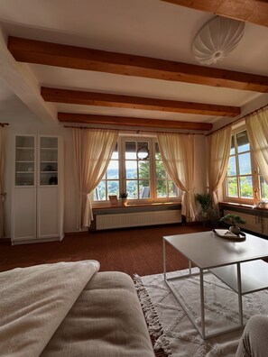 1 bedroom, bed sheets