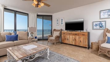 Condo, 3 Bedrooms | Living area