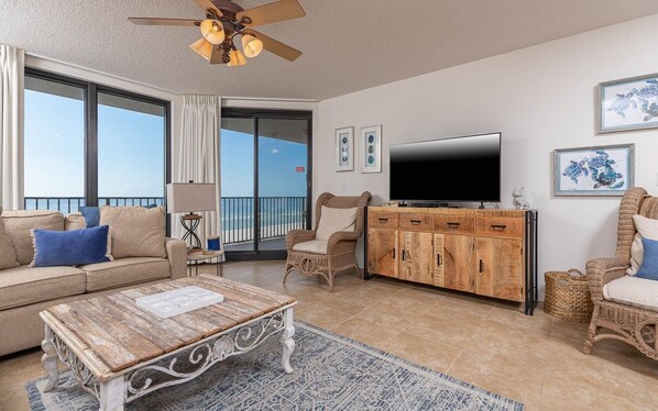 Condo, 3 chambres | Aire de séjour