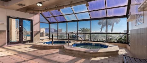 Apartamento, 3 habitaciones | Piscina | Una piscina cubierta, una piscina al aire libre