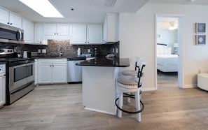 Condo, 2 habitaciones | Cocina privada | Refrigerador, horno y cafetera y tetera