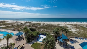 Un resort con varias piscinas, zona de playa y paseo marítimo.