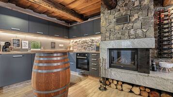 Family House, 1 Bedroom, Mountainside (Vineyard Cottage Lan On The Hill) | Private kitchen | Fridge, microwave, oven, stovetop