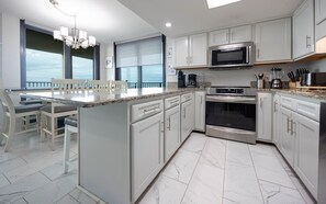 Condo, 3 quartos | Cozinha privada | Geladeira, fogão, cafeteira/chaleira
