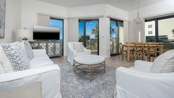 Condo, 3 quartos | Área de estar