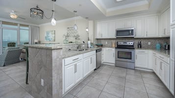 Condo, 3 quartos | Cozinha privada | Geladeira, fogão, cafeteira/chaleira