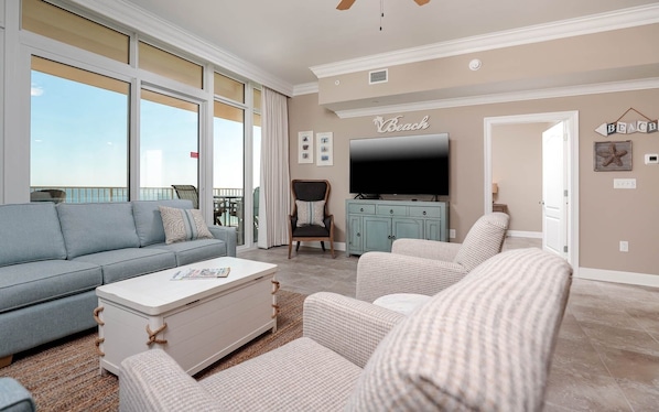 Condo, 3 Bedrooms | Living area