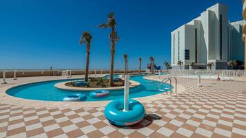 Una piscina techada, una piscina al aire libre