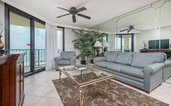 Condo, 2 habitaciones | Área de sala de estar | Reproductor de DVD