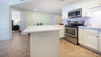 Condo, 3 Bedrooms | Private kitchen